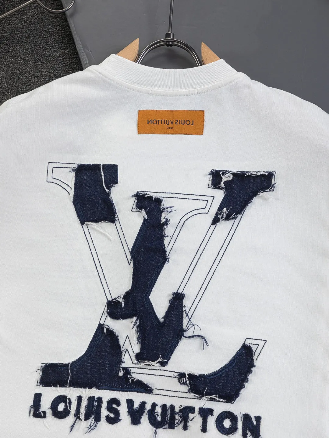 🅿️210 Louis Vuitton 1V LV lv slightly wide version S-XL LV 26ss new products are available at counters simultaneously. Multiple craftsmanship. Front and rear denim patch letters🪡 embroidery. Round neck short-sleeved T-shirt, same style for men and women! Consigned to one-to-one creation. Synchronized with the official website, pure cotton fabrics at the counter! It is close to the skin and comfortable, durable and easy to wear. It has a classic and simple logo design and meticulous original craftsmanship. Short-sleeves, a must-have item for men, do not appear to be the same for the general public, but must be unique and eye-catching. This LV short-sleeve is all about quality, comfort, the same shape and fashion as always, including fabrics and cutting techniques. All of them have been made with great effort! 320 grams of washed pure cotton fabric, pure cotton is breathable, very refreshing and comfortable for daily wear. The rib knitting on the neckline is smooth and tight, and the neckline will not be skewed if you toss it at will. The loose version, you will find that it looks really good on the upper body. The overall is minimalist and neat, super versatile for daily use! Pair it casually with a pair of pants for a youthful look. A T-shirt will make your outfit crazy. It is a fashionable item that can never go wrong! Color: Black White Size: S-XL Size chart: S: Shoulder width 50-Bust 56-Length 70 M: Shoulder width 52-Bust 57-Length 72 L: Shoulder width 54-Bust 59-Length 74 XL: Shoulder width 56-Bust 62-Length 76